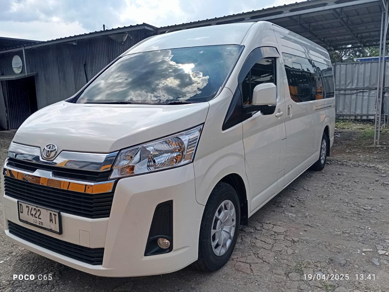 Toyota Hiace Premio putih Garuda Trans